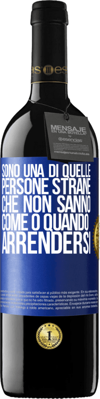 39,95 € Spedizione Gratuita | Vino rosso Edizione RED MBE Riserva Sono una di quelle persone strane che non sanno come o quando arrendersi Etichetta Blu. Etichetta personalizzabile Riserva 12 Mesi Raccogliere 2015 Tempranillo