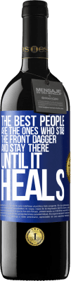39,95 € 免费送货 | 红酒 RED版 MBE 预订 最好的人是那些刺着前匕首并呆在那里直到治愈的人 蓝色标签. 可自定义的标签 预订 12 个月 收成 2016 Tempranillo