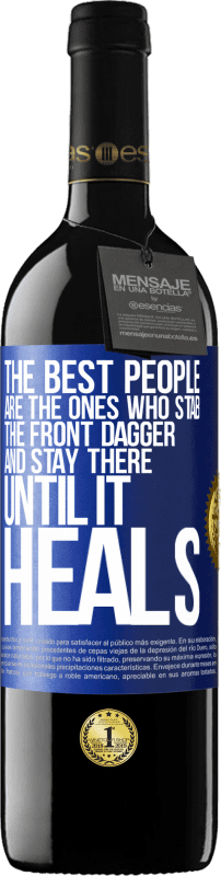 39,95 € 免费送货 | 红酒 RED版 MBE 预订 最好的人是那些刺着前匕首并呆在那里直到治愈的人 蓝色标签. 可自定义的标签 预订 12 个月 收成 2016 Tempranillo