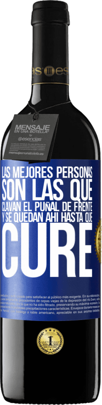 39,95 € Envío gratis | Vino Tinto Edición RED MBE Reserva Las mejores personas son las que clavan el puñal de frente y se quedan ahí hasta que cure Etiqueta Azul. Etiqueta personalizable Reserva 12 Meses Cosecha 2015 Tempranillo