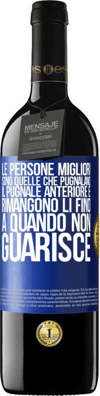 39,95 € Spedizione Gratuita | Vino rosso Edizione RED MBE Riserva Le persone migliori sono quelle che pugnalano il pugnale anteriore e rimangono lì fino a quando non guarisce Etichetta Blu. Etichetta personalizzabile Riserva 12 Mesi Raccogliere 2015 Tempranillo