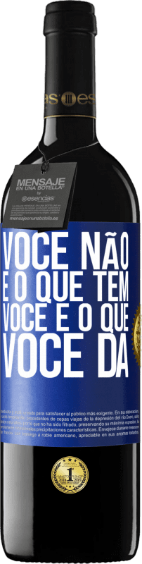 39,95 € Envio grátis | Vinho tinto Edição RED MBE Reserva Você não é o que tem. Você é o que você dá Etiqueta Azul. Etiqueta personalizável Reserva 12 Meses Colheita 2015 Tempranillo