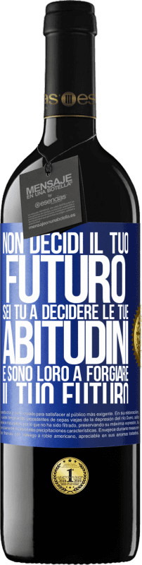 39,95 € Spedizione Gratuita | Vino rosso Edizione RED MBE Riserva Non decidi il tuo futuro. Sei tu a decidere le tue abitudini e sono loro a forgiare il tuo futuro Etichetta Blu. Etichetta personalizzabile Riserva 12 Mesi Raccogliere 2015 Tempranillo