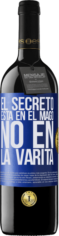 39,95 € Envío gratis | Vino Tinto Edición RED MBE Reserva El secreto está en el mago, no en la varita Etiqueta Azul. Etiqueta personalizable Reserva 12 Meses Cosecha 2015 Tempranillo