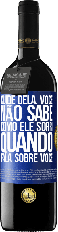 39,95 € Envio grátis | Vinho tinto Edição RED MBE Reserva Cuide dela. Você não sabe como ele sorri quando fala sobre você Etiqueta Azul. Etiqueta personalizável Reserva 12 Meses Colheita 2015 Tempranillo