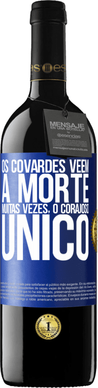 39,95 € Envio grátis | Vinho tinto Edição RED MBE Reserva Os covardes veem a morte muitas vezes. O corajoso único Etiqueta Azul. Etiqueta personalizável Reserva 12 Meses Colheita 2015 Tempranillo