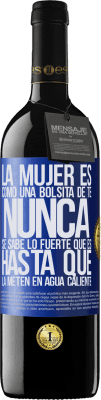 39,95 € Envío gratis | Vino Tinto Edición RED MBE Reserva La mujer es como una bolsita de té. Nunca se sabe lo fuerte que es hasta que la meten en agua caliente Etiqueta Azul. Etiqueta personalizable Reserva 12 Meses Cosecha 2014 Tempranillo