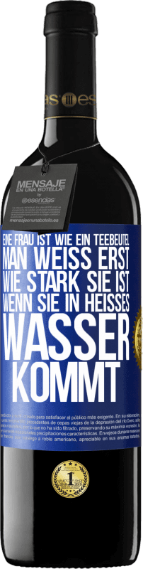 39,95 € Kostenloser Versand | Rotwein RED Ausgabe MBE Reserve Eine Frau ist wie ein Teebeutel. Man weiß erst, wie stark sie ist, wenn sie in heißes Wasser kommt Blaue Markierung. Anpassbares Etikett Reserve 12 Monate Ernte 2015 Tempranillo