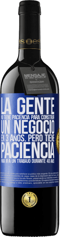 39,95 € Envío gratis | Vino Tinto Edición RED MBE Reserva La gente no tiene paciencia para construir un negocio en 3 años. Pero tiene paciencia para ir a un trabajo durante 40 años Etiqueta Azul. Etiqueta personalizable Reserva 12 Meses Cosecha 2015 Tempranillo