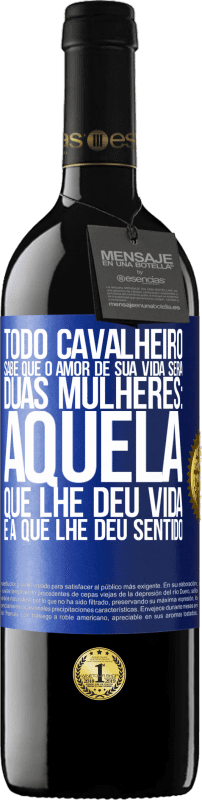 39,95 € Envio grátis | Vinho tinto Edição RED MBE Reserva Todo cavalheiro sabe que o amor de sua vida será duas mulheres: aquela que lhe deu vida e a que lhe deu sentido Etiqueta Azul. Etiqueta personalizável Reserva 12 Meses Colheita 2015 Tempranillo