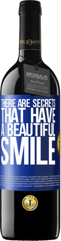 39,95 € Бесплатная доставка | Красное вино Издание RED MBE Бронировать Есть секреты, у которых красивая улыбка Синяя метка. Настраиваемая этикетка Бронировать 12 Месяцы Урожай 2014 Tempranillo