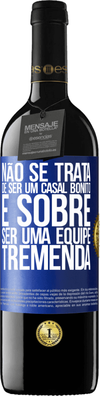 39,95 € Envio grátis | Vinho tinto Edição RED MBE Reserva Não se trata de ser um casal bonito. É sobre ser uma equipe tremenda Etiqueta Azul. Etiqueta personalizável Reserva 12 Meses Colheita 2015 Tempranillo