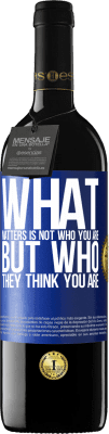 39,95 € Free Shipping | Red Wine RED Edition MBE Reserve What matters is not who you are, but who they think you are Blue Label. Customizable label Reserve 12 Months Harvest 2014 Tempranillo