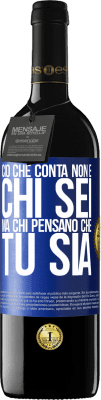 39,95 € Spedizione Gratuita | Vino rosso Edizione RED MBE Riserva Ciò che conta non è chi sei, ma chi pensano che tu sia Etichetta Blu. Etichetta personalizzabile Riserva 12 Mesi Raccogliere 2016 Tempranillo