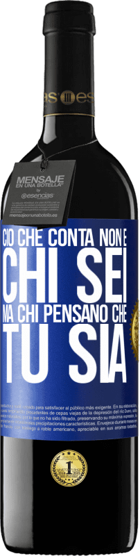 39,95 € Spedizione Gratuita | Vino rosso Edizione RED MBE Riserva Ciò che conta non è chi sei, ma chi pensano che tu sia Etichetta Blu. Etichetta personalizzabile Riserva 12 Mesi Raccogliere 2015 Tempranillo