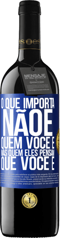 39,95 € Envio grátis | Vinho tinto Edição RED MBE Reserva O que importa não é quem você é, mas quem eles pensam que você é Etiqueta Azul. Etiqueta personalizável Reserva 12 Meses Colheita 2015 Tempranillo