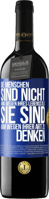 39,95 € Kostenloser Versand | Rotwein RED Ausgabe MBE Reserve Die Menschen sind nicht arm, wegen ihres Lebensstils, sie sind arm, wegen ihrer Art zu denken Blaue Markierung. Anpassbares Etikett Reserve 12 Monate Ernte 2015 Tempranillo