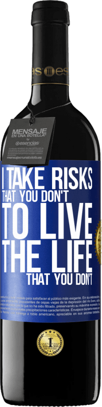 39,95 € 免费送货 | 红酒 RED版 MBE 预订 我冒着你没有的风险，过着你没有的生活 蓝色标签. 可自定义的标签 预订 12 个月 收成 2016 Tempranillo