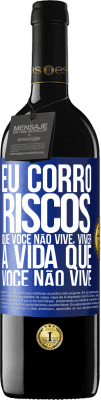 39,95 € Envio grátis | Vinho tinto Edição RED MBE Reserva Eu corro riscos que você não vive, viver a vida que você não vive Etiqueta Azul. Etiqueta personalizável Reserva 12 Meses Colheita 2015 Tempranillo