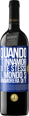 39,95 € Spedizione Gratuita | Vino rosso Edizione RED MBE Riserva Quando ti innamori di te stesso, il mondo si innamorerà di te Etichetta Blu. Etichetta personalizzabile Riserva 12 Mesi Raccogliere 2015 Tempranillo