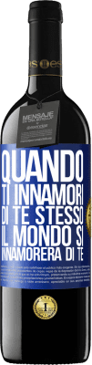 39,95 € Spedizione Gratuita | Vino rosso Edizione RED MBE Riserva Quando ti innamori di te stesso, il mondo si innamorerà di te Etichetta Blu. Etichetta personalizzabile Riserva 12 Mesi Raccogliere 2016 Tempranillo