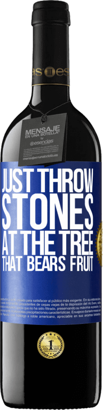 39,95 € 送料無料 | 赤ワイン REDエディション MBE 予約する 結実した木に石を投げるだけ 青いタグ. カスタマイズ可能なラベル 予約する 12 月 収穫 2014 Tempranillo