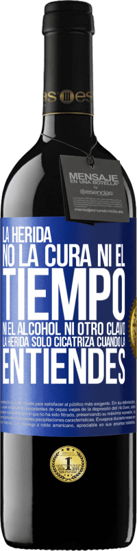 39,95 € Envío gratis | Vino Tinto Edición RED MBE Reserva La herida no la cura ni el tiempo, ni el alcohol, ni otro clavo. La herida sólo cicatriza cuando la entiendes Etiqueta Azul. Etiqueta personalizable Reserva 12 Meses Cosecha 2015 Tempranillo