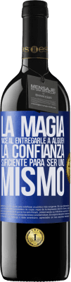 39,95 € Envío gratis | Vino Tinto Edición RED MBE Reserva La magia nace al entregarle a alguien la confianza suficiente para ser uno mismo Etiqueta Azul. Etiqueta personalizable Reserva 12 Meses Cosecha 2015 Tempranillo