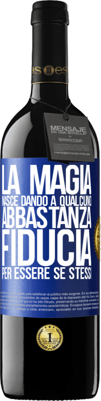 39,95 € Spedizione Gratuita | Vino rosso Edizione RED MBE Riserva La magia nasce dando a qualcuno abbastanza fiducia per essere se stessi Etichetta Blu. Etichetta personalizzabile Riserva 12 Mesi Raccogliere 2015 Tempranillo