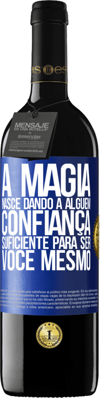 39,95 € Envio grátis | Vinho tinto Edição RED MBE Reserva A magia nasce dando a alguém confiança suficiente para ser você mesmo Etiqueta Azul. Etiqueta personalizável Reserva 12 Meses Colheita 2015 Tempranillo