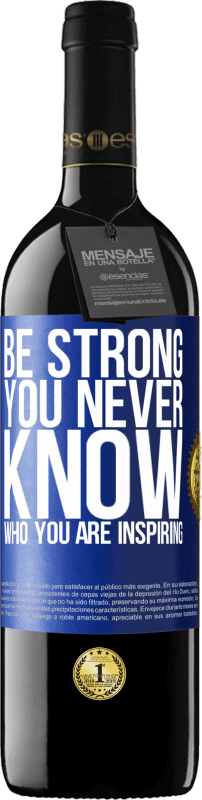 39,95 € Бесплатная доставка | Красное вино Издание RED MBE Бронировать Be strong. You never know who you are inspiring Синяя метка. Настраиваемая этикетка Бронировать 12 Месяцы Урожай 2015 Tempranillo