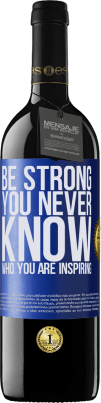 39,95 € Envío gratis | Vino Tinto Edición RED MBE Reserva Be strong. You never know who you are inspiring Etiqueta Azul. Etiqueta personalizable Reserva 12 Meses Cosecha 2015 Tempranillo