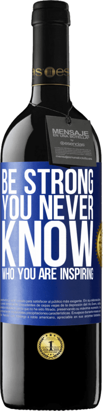 39,95 € Envio grátis | Vinho tinto Edição RED MBE Reserva Be strong. You never know who you are inspiring Etiqueta Azul. Etiqueta personalizável Reserva 12 Meses Colheita 2015 Tempranillo