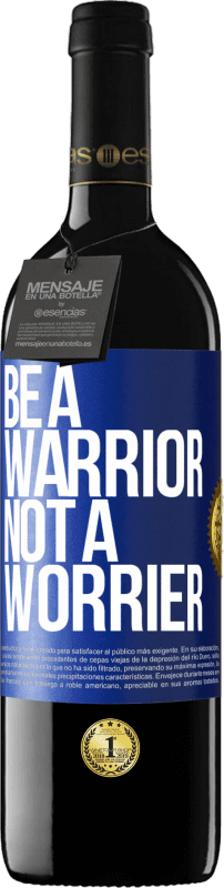 39,95 € Spedizione Gratuita | Vino rosso Edizione RED MBE Riserva Be a warrior, not a worrier Etichetta Blu. Etichetta personalizzabile Riserva 12 Mesi Raccogliere 2014 Tempranillo