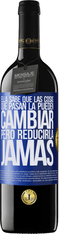 39,95 € Envío gratis | Vino Tinto Edición RED MBE Reserva Ella sabe que las cosas que pasan la pueden cambiar, pero reducirla, jamás Etiqueta Azul. Etiqueta personalizable Reserva 12 Meses Cosecha 2015 Tempranillo