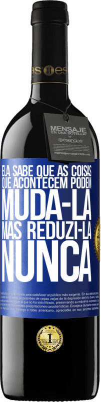 39,95 € Envio grátis | Vinho tinto Edição RED MBE Reserva Ela sabe que as coisas que acontecem podem mudá-la, mas reduzi-la, nunca Etiqueta Azul. Etiqueta personalizável Reserva 12 Meses Colheita 2015 Tempranillo