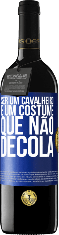 39,95 € Envio grátis | Vinho tinto Edição RED MBE Reserva Ser um cavalheiro é um costume que não decola Etiqueta Azul. Etiqueta personalizável Reserva 12 Meses Colheita 2015 Tempranillo