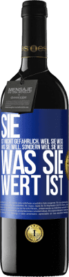 39,95 € Kostenloser Versand | Rotwein RED Ausgabe MBE Reserve Sie ist nicht gefährlich, weil sie weiß, was sie will, sondern weil sie weiß, was sie wert ist Blaue Markierung. Anpassbares Etikett Reserve 12 Monate Ernte 2014 Tempranillo