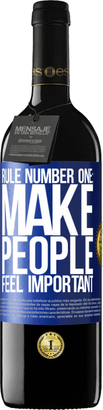 39,95 € Бесплатная доставка | Красное вино Издание RED MBE Бронировать Правило номер один: заставляйте людей чувствовать себя важными Синяя метка. Настраиваемая этикетка Бронировать 12 Месяцы Урожай 2014 Tempranillo