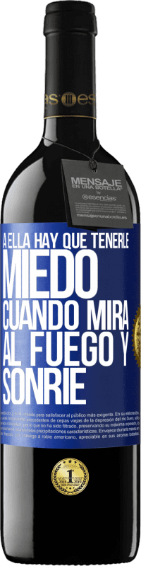 39,95 € Envío gratis | Vino Tinto Edición RED MBE Reserva A ella hay que tenerle miedo cuando mira al fuego y sonríe Etiqueta Azul. Etiqueta personalizable Reserva 12 Meses Cosecha 2015 Tempranillo