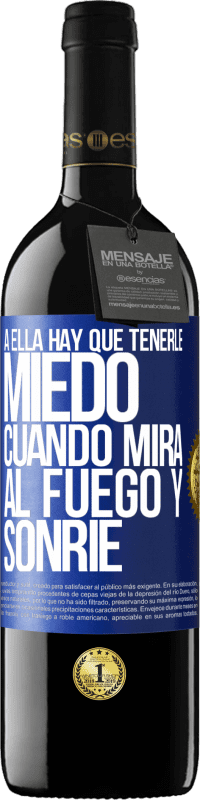 39,95 € Envío gratis | Vino Tinto Edición RED MBE Reserva A ella hay que tenerle miedo cuando mira al fuego y sonríe Etiqueta Azul. Etiqueta personalizable Reserva 12 Meses Cosecha 2016 Tempranillo