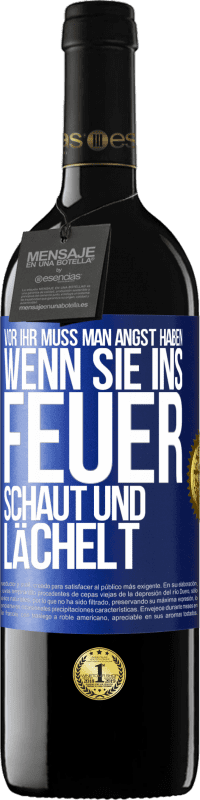 39,95 € Kostenloser Versand | Rotwein RED Ausgabe MBE Reserve Vor ihr muss man Angst haben, wenn sie ins Feuer schaut und lächelt Blaue Markierung. Anpassbares Etikett Reserve 12 Monate Ernte 2015 Tempranillo