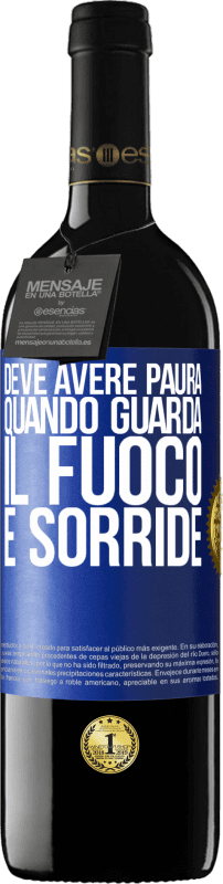 39,95 € Spedizione Gratuita | Vino rosso Edizione RED MBE Riserva Deve avere paura quando guarda il fuoco e sorride Etichetta Blu. Etichetta personalizzabile Riserva 12 Mesi Raccogliere 2015 Tempranillo