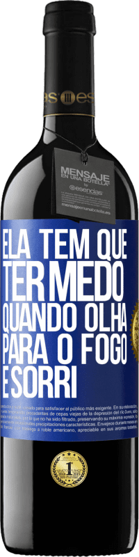 39,95 € Envio grátis | Vinho tinto Edição RED MBE Reserva Ela tem que ter medo quando olha para o fogo e sorri Etiqueta Azul. Etiqueta personalizável Reserva 12 Meses Colheita 2015 Tempranillo