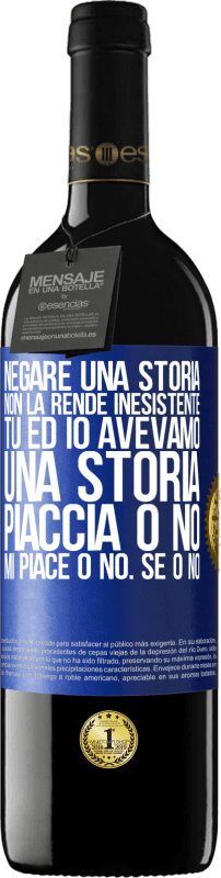 39,95 € Spedizione Gratuita | Vino rosso Edizione RED MBE Riserva Negare una storia non la rende inesistente. Tu ed io avevamo una storia. Piaccia o no. Mi piace o no. Se o no Etichetta Blu. Etichetta personalizzabile Riserva 12 Mesi Raccogliere 2015 Tempranillo