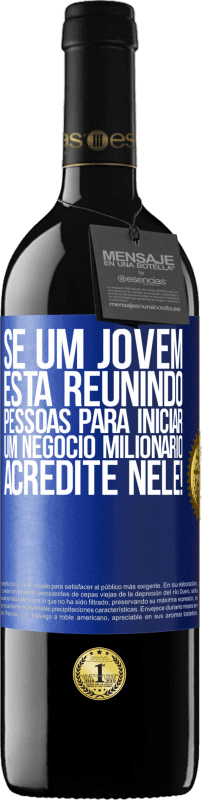 39,95 € Envio grátis | Vinho tinto Edição RED MBE Reserva Se um jovem está reunindo pessoas para iniciar um negócio milionário, acredite nele! Etiqueta Azul. Etiqueta personalizável Reserva 12 Meses Colheita 2015 Tempranillo