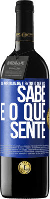 39,95 € Envio grátis | Vinho tinto Edição RED MBE Reserva Sua pior batalha é entre o que você sabe e o que sente Etiqueta Azul. Etiqueta personalizável Reserva 12 Meses Colheita 2015 Tempranillo