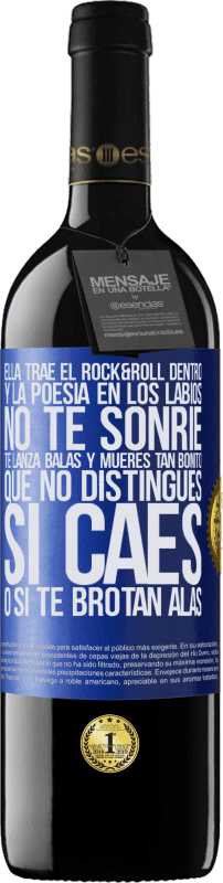 39,95 € Envío gratis | Vino Tinto Edición RED MBE Reserva Ella trae el Rock&Roll dentro y la poesía en los labios. No te sonríe, te lanza balas, y mueres tan bonito, que no Etiqueta Azul. Etiqueta personalizable Reserva 12 Meses Cosecha 2015 Tempranillo