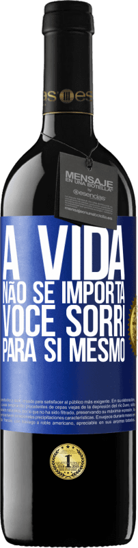 39,95 € Envio grátis | Vinho tinto Edição RED MBE Reserva A vida não se importa, você sorri para si mesmo Etiqueta Azul. Etiqueta personalizável Reserva 12 Meses Colheita 2015 Tempranillo