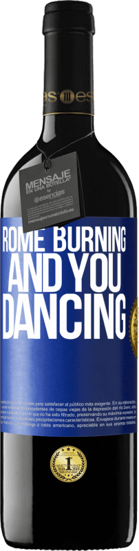 39,95 € 送料無料 | 赤ワイン REDエディション MBE 予約する ローマの燃焼とあなたの踊り 青いタグ. カスタマイズ可能なラベル 予約する 12 月 収穫 2014 Tempranillo